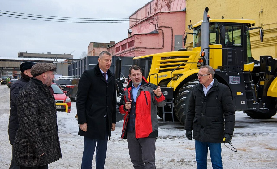 Чрезвычайный и Полномочный Посол Республики Беларусь в России Дмитрий Крутой посетил Петербургский тракторный завод